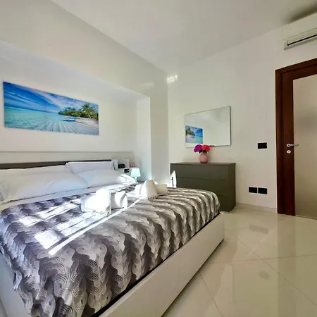 200m Al Mare, Bilocale Con Posto Auto Privato In Zona Porto *