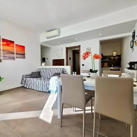 200m Al Mare, Bilocale Con Posto Auto Privato In Zona Porto דירה לואנו