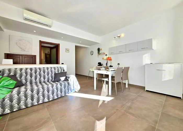 200m Al Mare, Bilocale Con Posto Auto Privato In Zona Porto