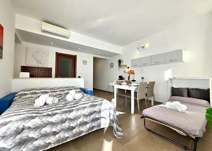 200m Al Mare, Bilocale Con Posto Auto Privato In Zona Porto Lejlighed Loano